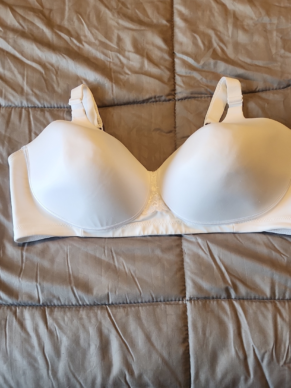 Vanity Fair Women’s Seamless White Molded Cup Bra, Size 44DD